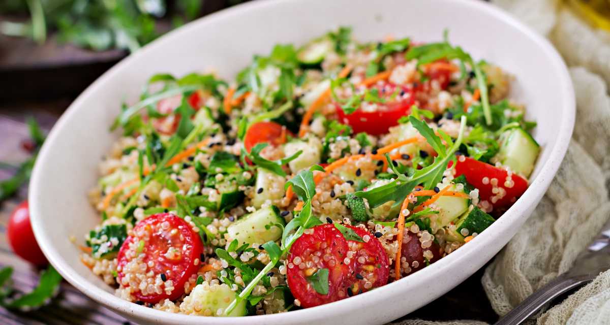 Salada de quinoa com legumes