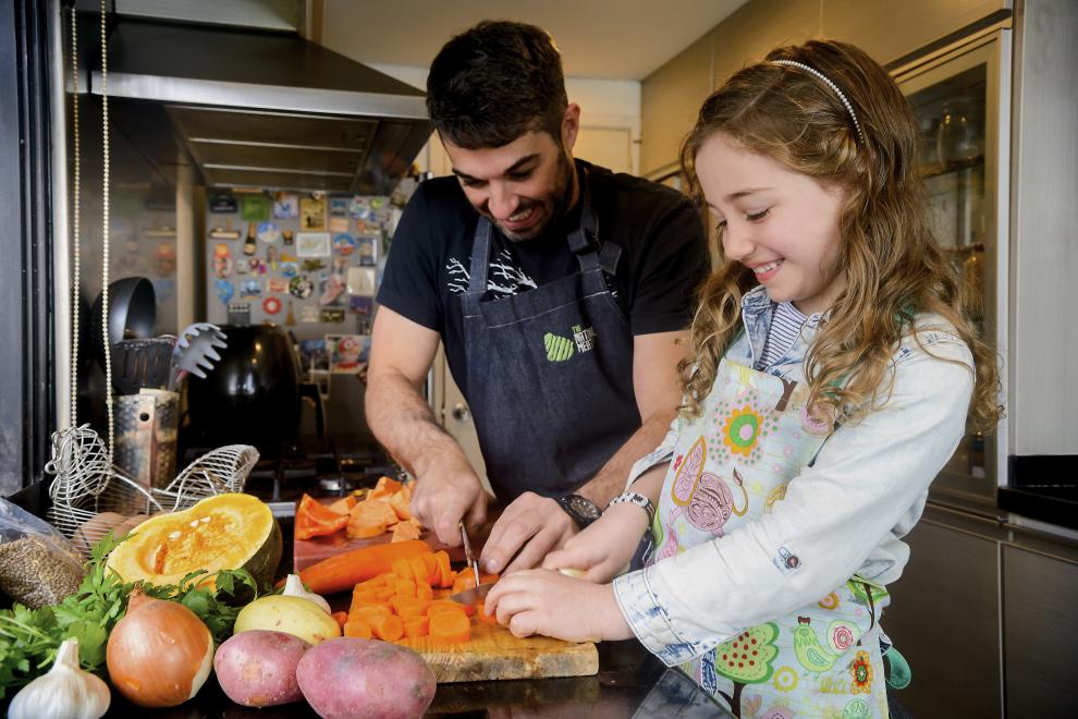 pessoa preparando uma refeição saudável na cozinha