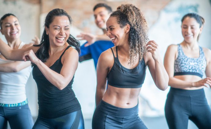 Aula de fitness divertida e energizante.