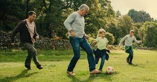 Família praticando exercícios ao ar livre