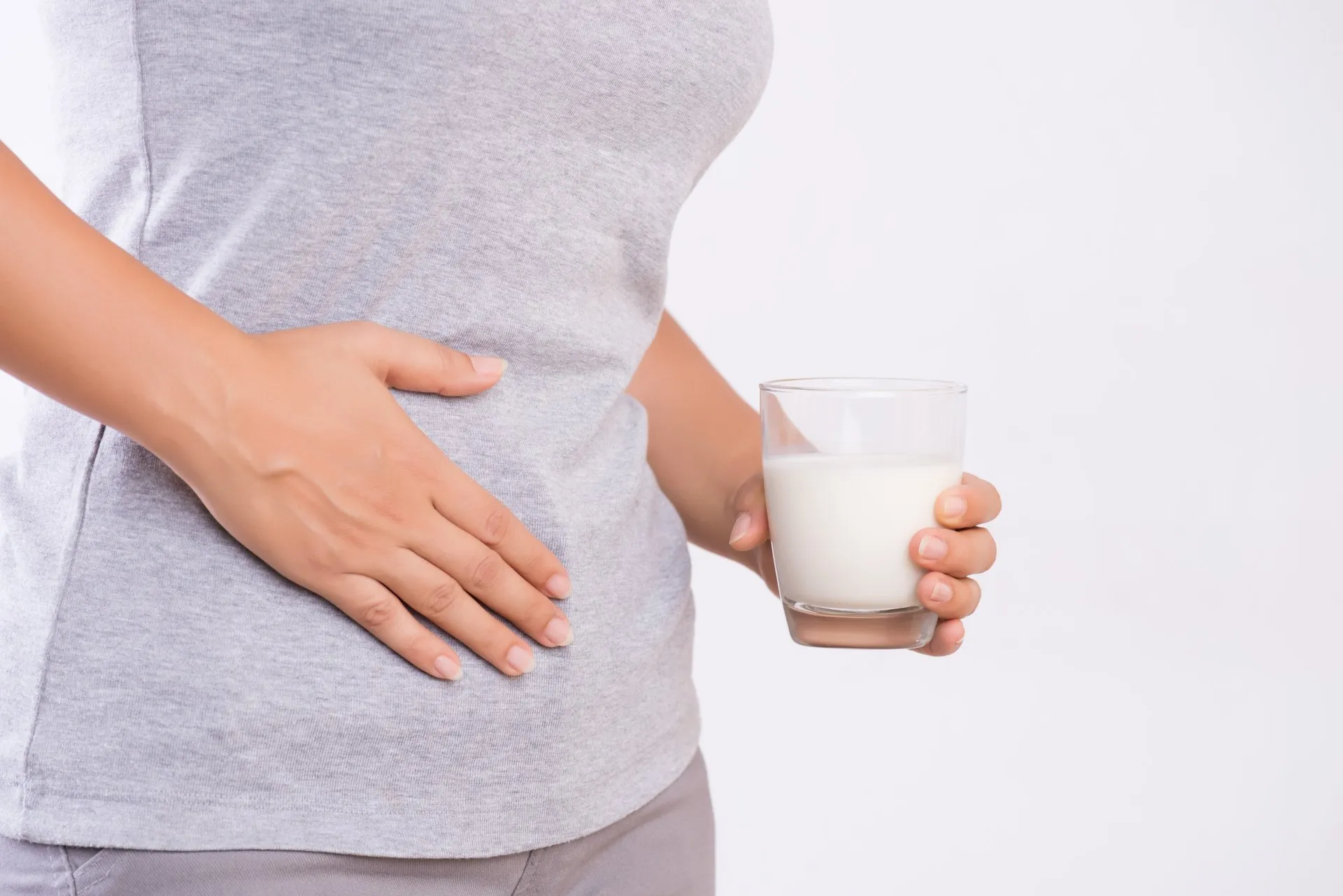 pessoa com sintomas de intolerância à lactose