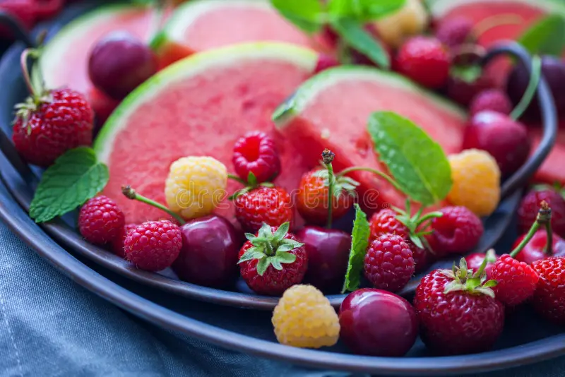 Prato colorido, cheio de frutas e legumes frescos