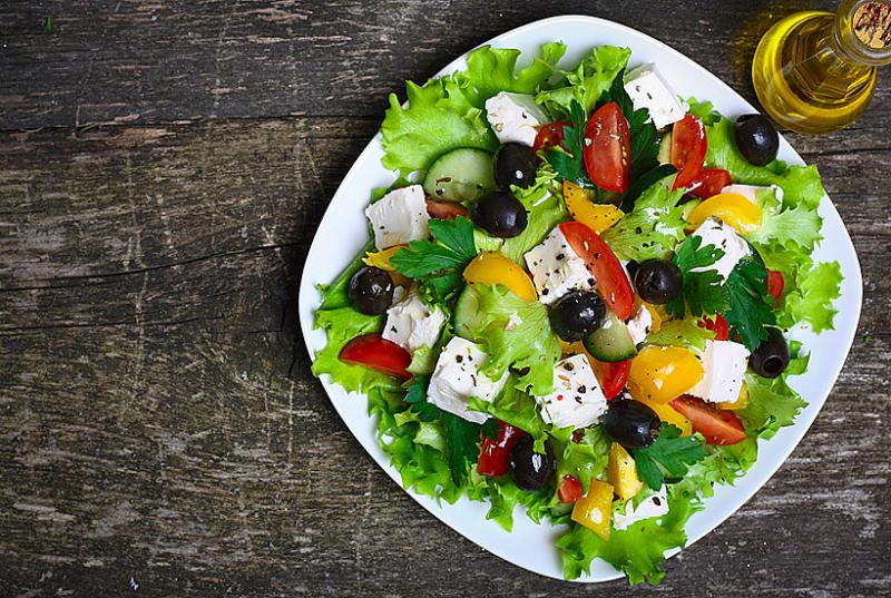 salada colorida feita com ingredientes orgânicos