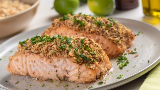 salmão, nozes, azeite de oliva e abacate, destacando alimentos ricos em gorduras saudáveis.