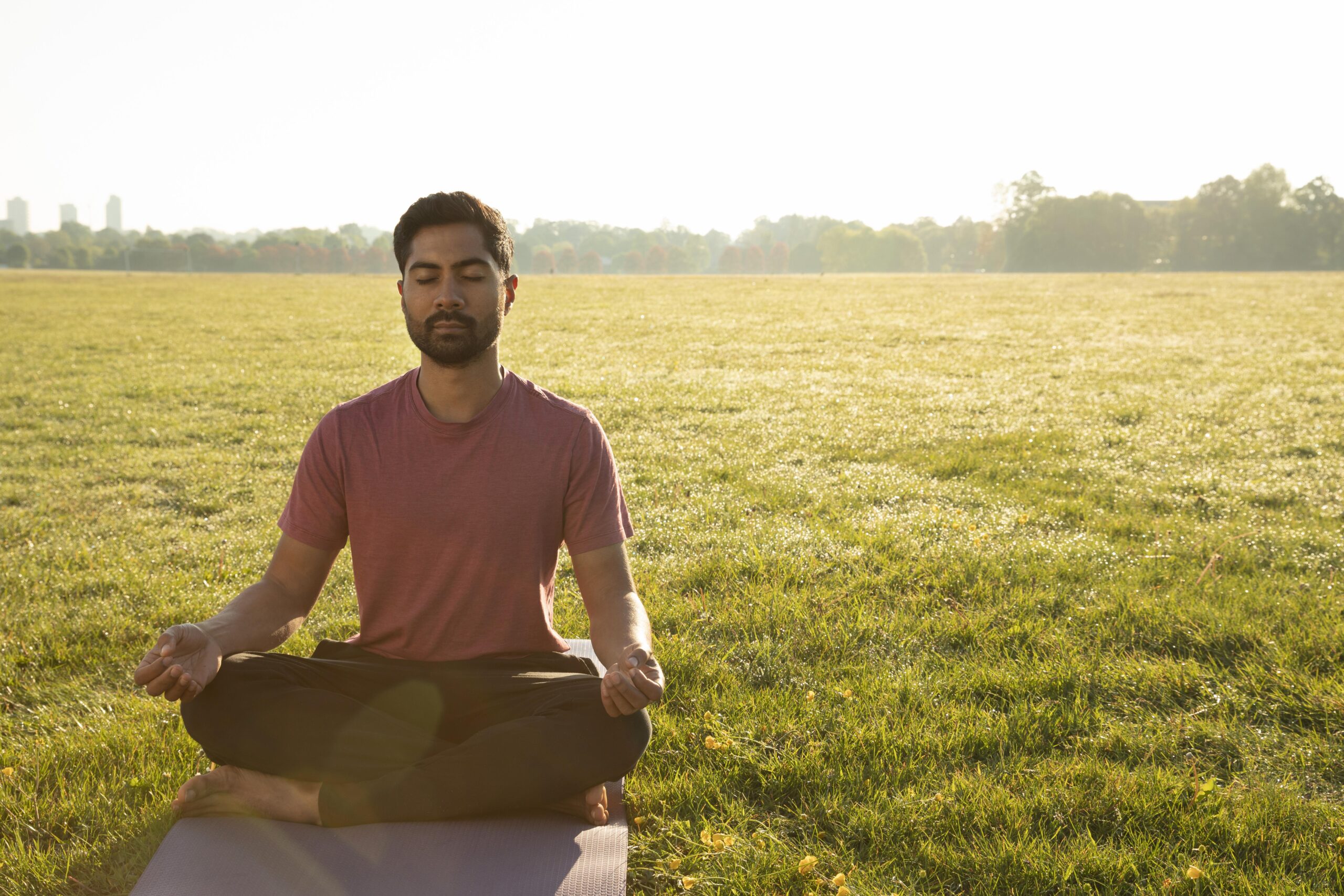 pessoa praticando meditação em um ambiente tranquilo.