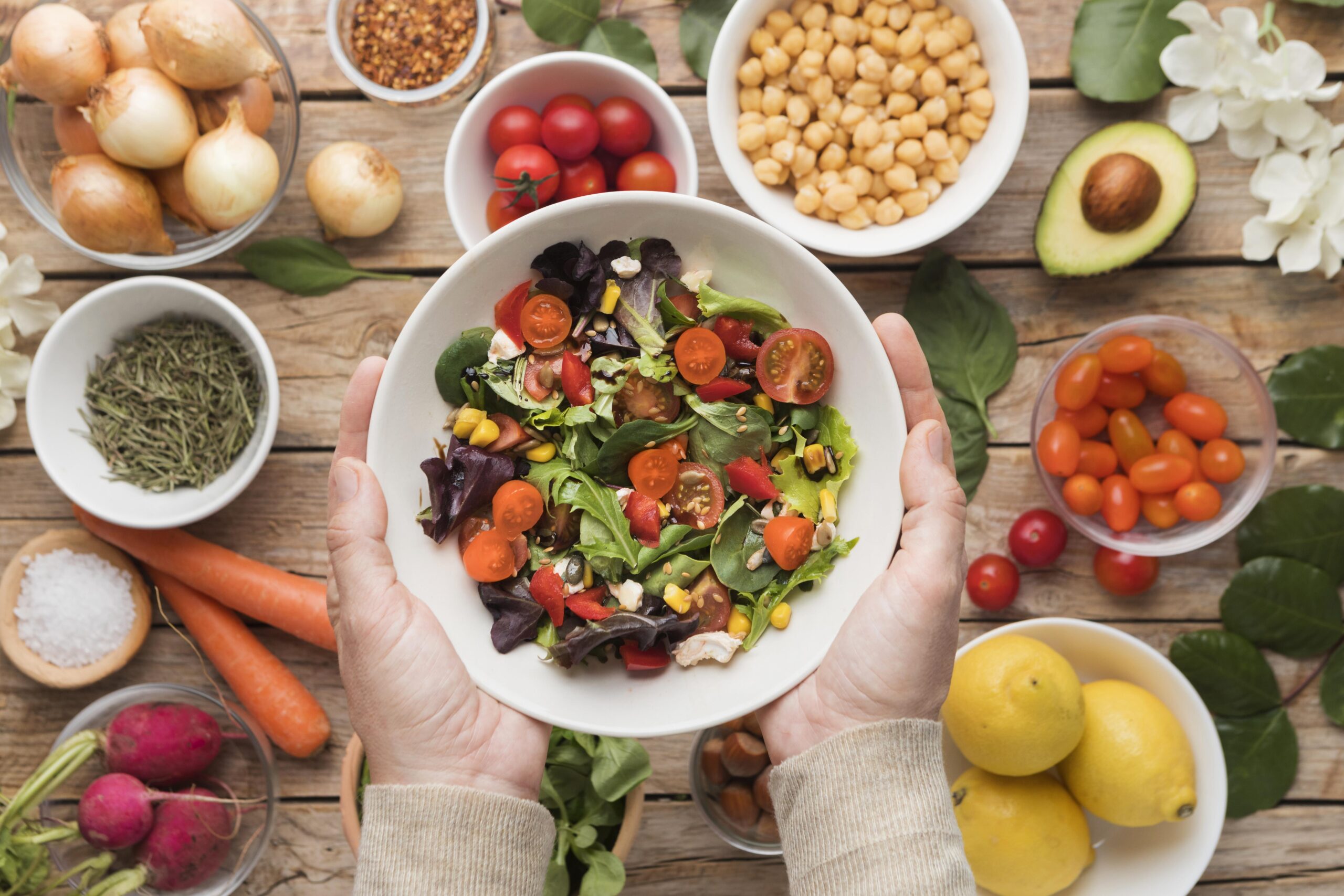 uma variedade de alimentos saudáveis ricos em gorduras boas, como abacates, nozes, sementes, peixes e azeite.