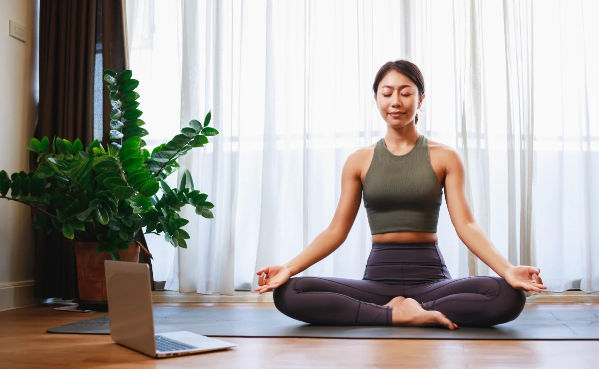 pessoa fazendo yoga ou pilates em casa